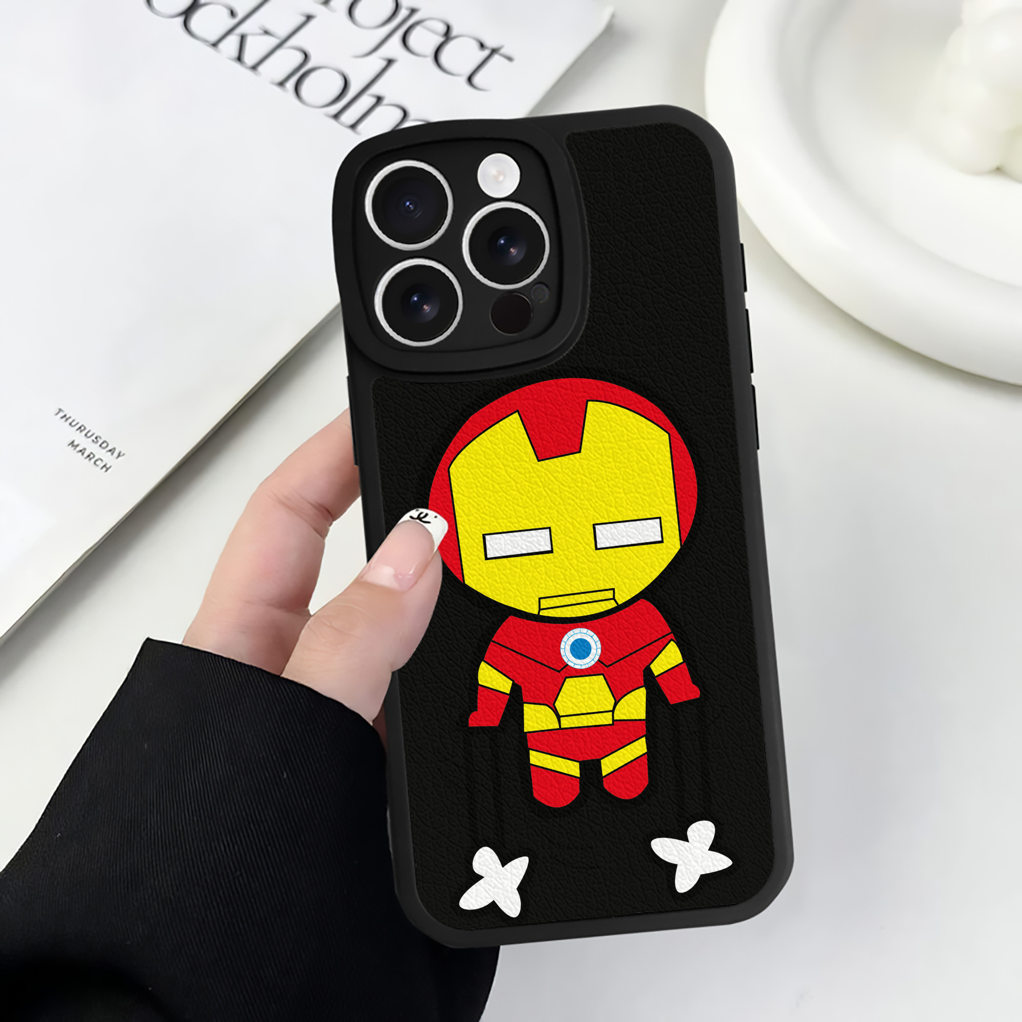 （画像用） アベンジャーズ The Avengers 【iPhone 16シリーズ対応】シリコンスマホケース（レザー調） 材質：シリコン